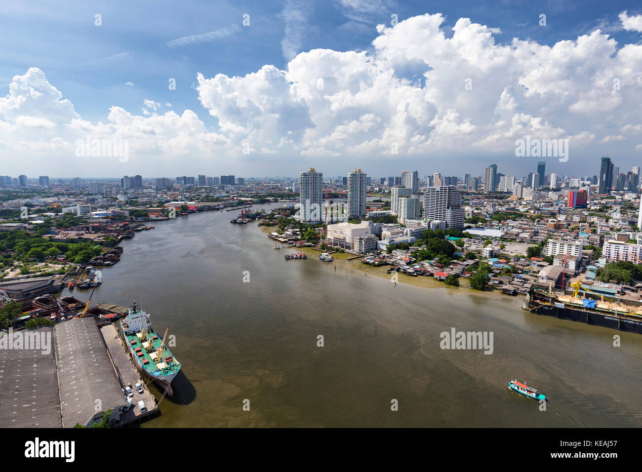 Vista aerea cercando più a monte del fiume Chao Praya in Bangkok, Tailandia. Foto Stock