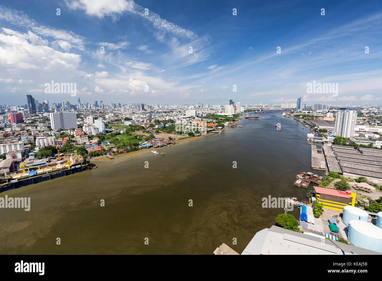 Vista aerea cercando downriver del Chao Praya a Bangkok, in Thailandia. Foto Stock