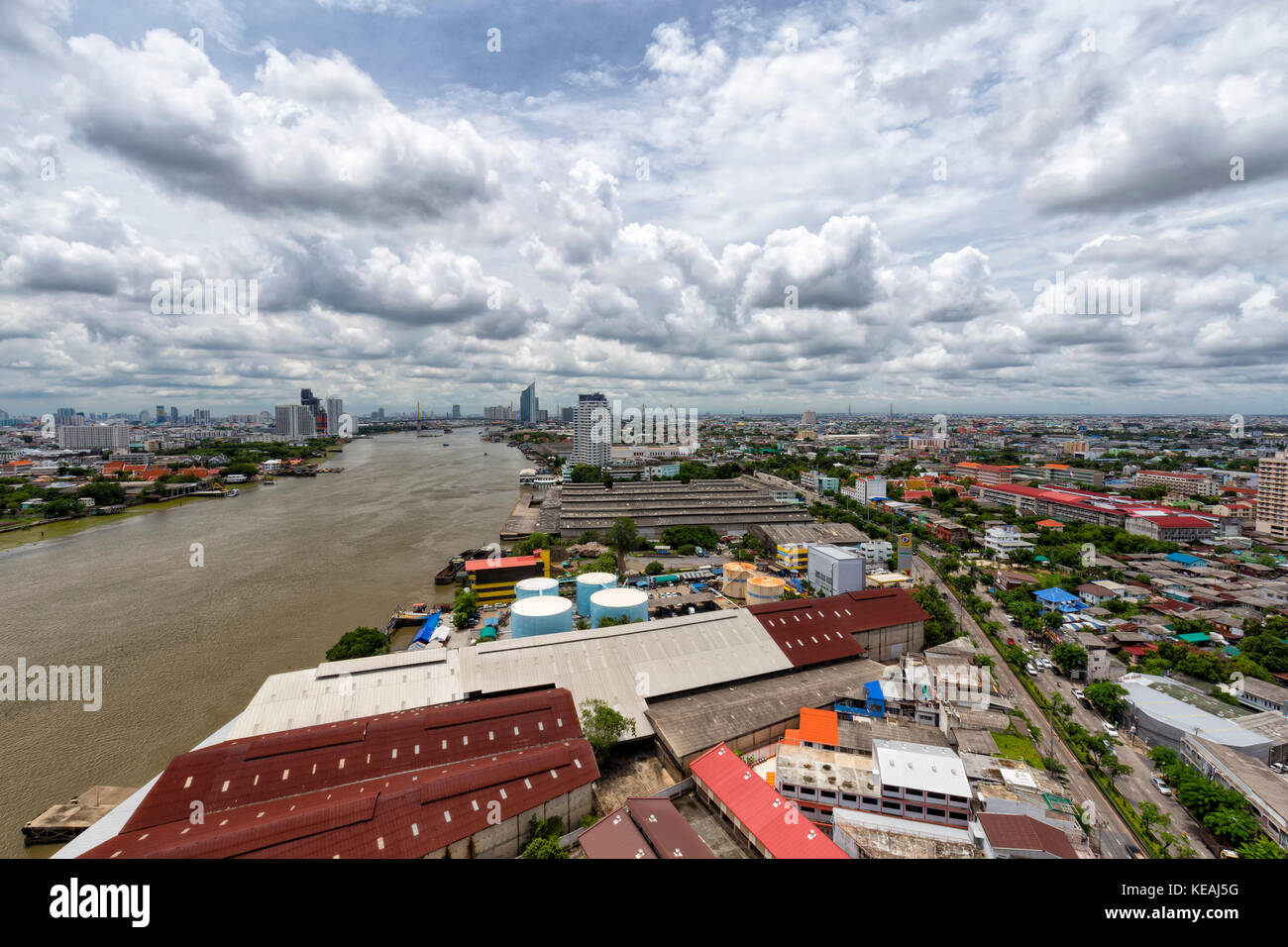Vista aerea cercando downriver del Chao Praya a Bangkok, in Thailandia. Foto Stock