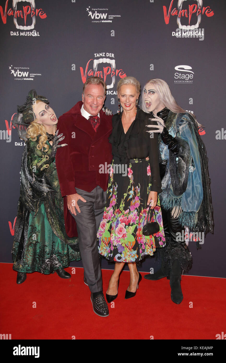 Tanz der Vampire musical premiere al teatro all'Elba con: petra van bremen mit ehemann michael und jacob fearey und molley hunt (musical darstellr) dove: München, Germania Quando: 17 set 2017 credit: becher/wenn.com Foto Stock