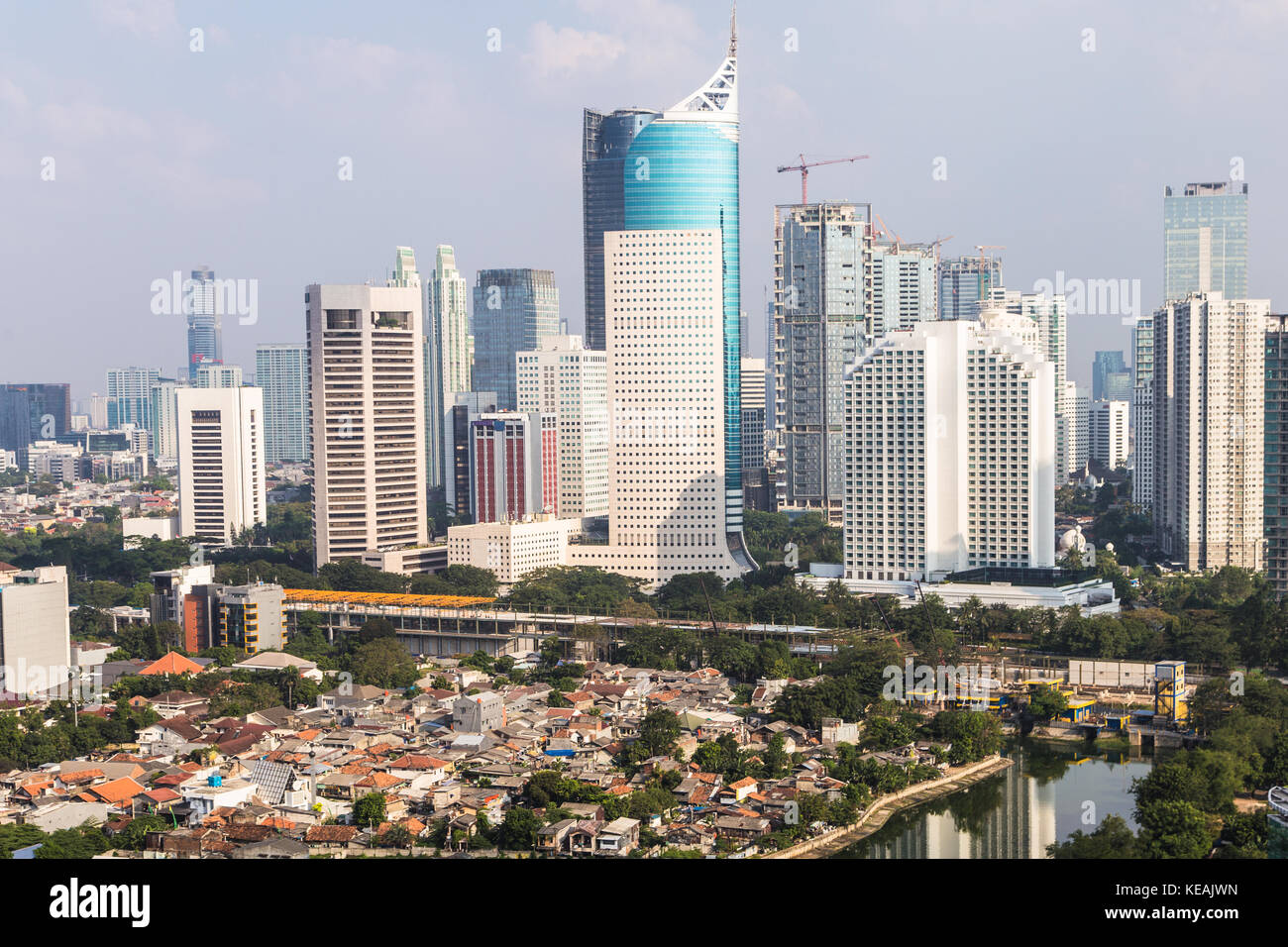 Grattacieli moderni nel cuore di Jakarta quartiere degli affari in una giornata di sole. jakarta è l Indonesia città capitale e un importante centro business in southeas Foto Stock