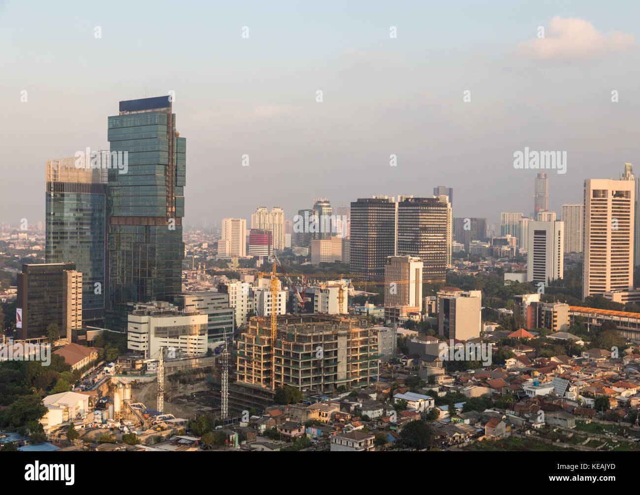 Vista aerea di jakarta business district lungo sudirman avenue al tramonto in Indonesia la città capitale dell isola di Java. Foto Stock