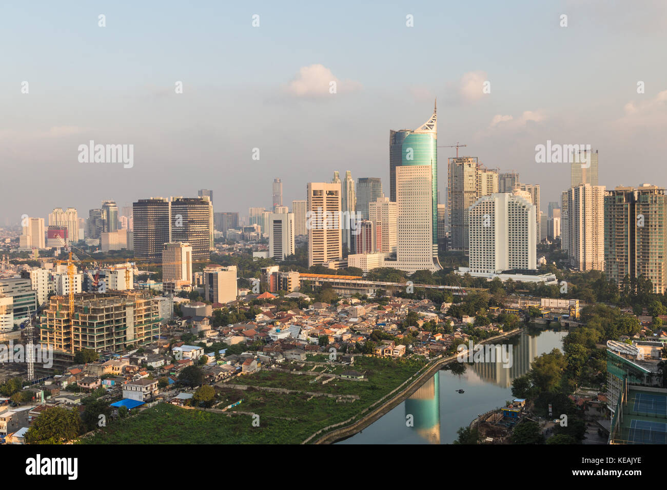 Vista aerea di jakarta business district lungo sudirman avenue al tramonto in Indonesia la città capitale dell isola di Java. Foto Stock