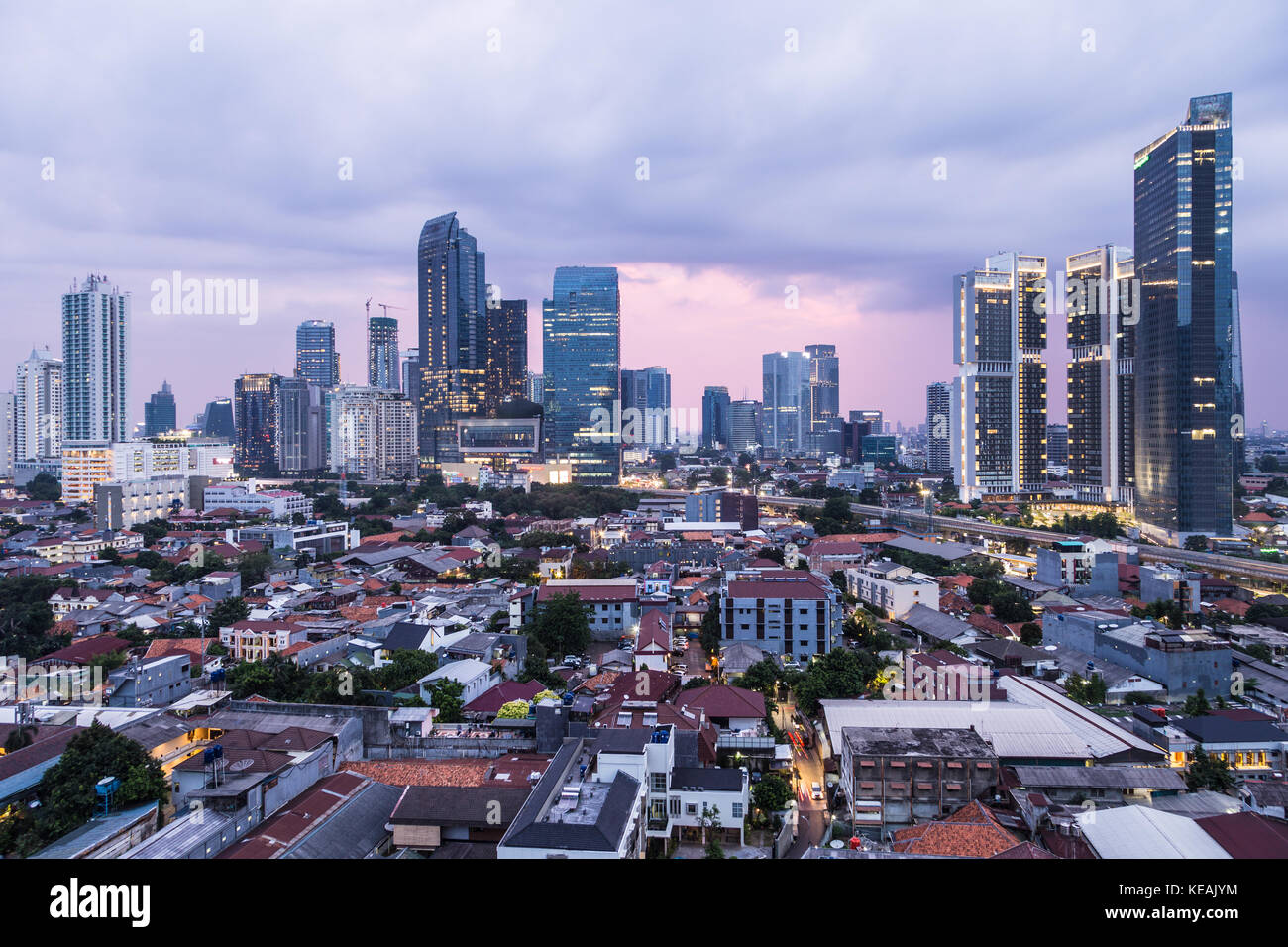 Sunset over jakarta business district con alti edifici adibiti ad uffici e lussuoso condominio le torri in Indonesia la città capitale. Foto Stock
