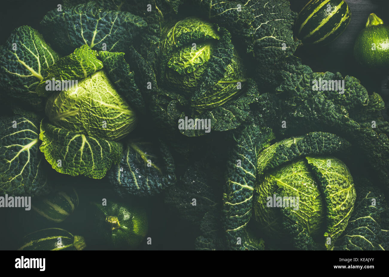 Crudo fresco di cavolo verde e texture di sfondo, vista dall'alto Foto Stock