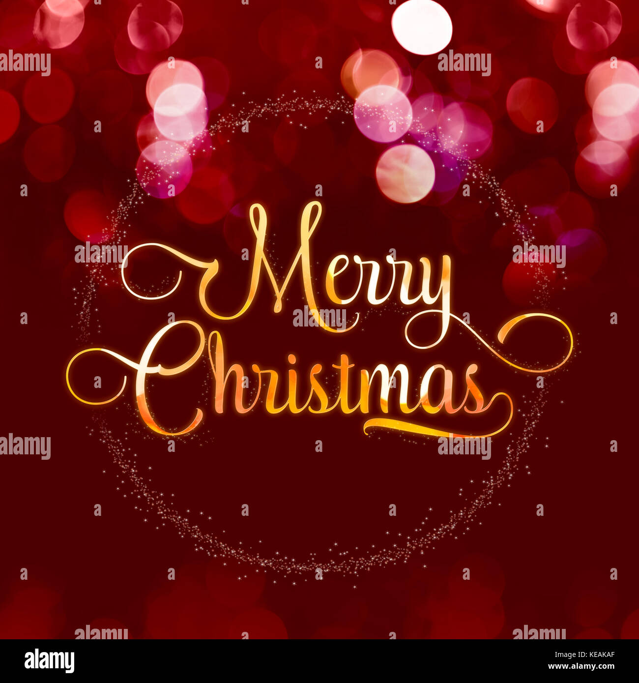 Buon Natale oro texture lucido con stella corona sul velluto rosso bokeh di fondo di colore luce sfondo frizzante,holiday greeting card. Foto Stock