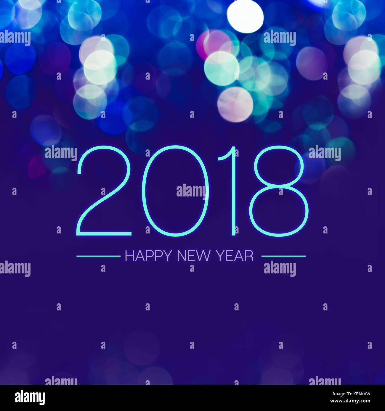 Felice anno nuovo 2018 con blue bokeh luce scintillante sul blu scuro dello sfondo viola,holiday greeting card. Foto Stock