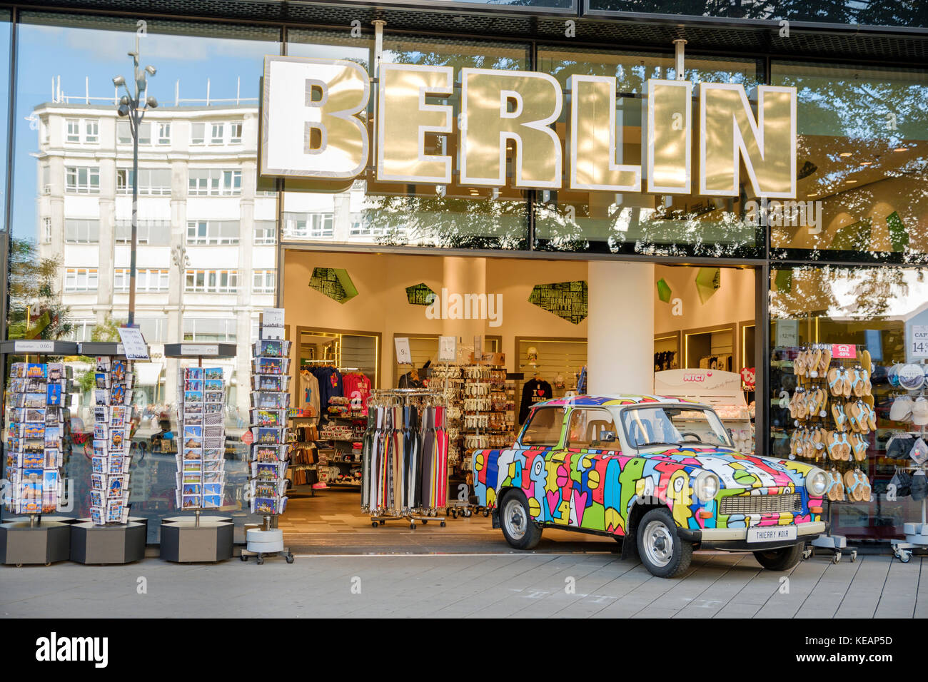 Negozio di souvenir ad Alexanderplatz, Berlino, Germania Foto Stock