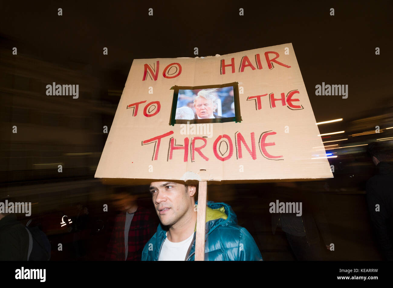 I manifestanti di dimostrare al di fuori di Downing Street contro il presidente statunitense Donald Trump il divieto per i musulmani di entrare negli Stati Uniti. I manifestanti si oppongono anche British Foto Stock