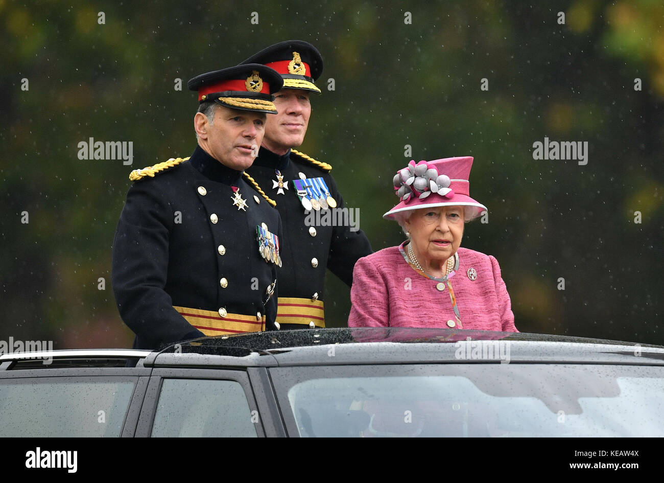 La regina Elisabetta II arriva ad Hyde Park a Londra, per celebrare il 70° anniversario della truppa del re Royal Horse Artillery. Foto Stock