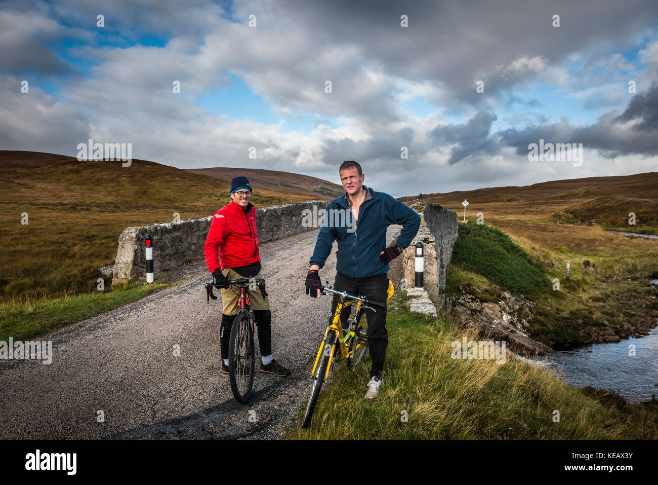 Escursioni in bicicletta in Sutherland, Highlands della Scozia, Regno Unito Foto Stock