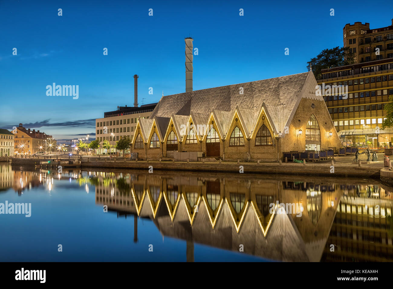 Feskekorka (pesce chiesa) è un mercato coperto del pesce a Gothenburg, Svezia, che ha preso il suo nome dal palazzo di somiglianza a un neo-gotica chiesa Foto Stock