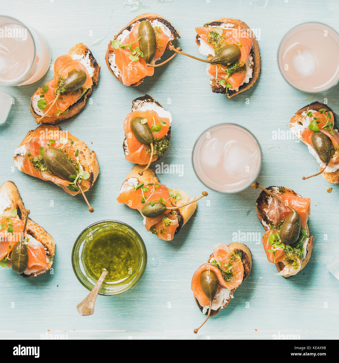 Crostini con salmone affumicato e pompelmo rosa cocktail Foto Stock