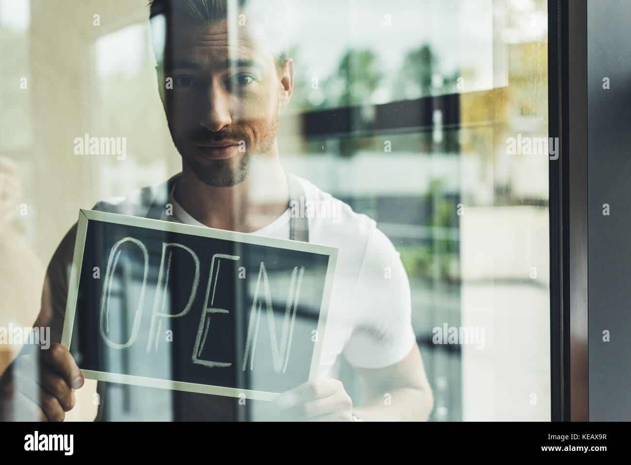 Cameriere azienda lavagna con aprire Word Foto Stock