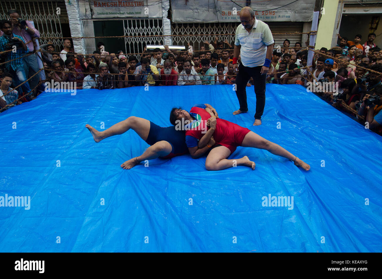 Kolkata, India. Xviii oct, 2017. Le donne indiane lottatori di partecipare in una strada di wrestling sulla concorrenza di un anello di innesto su ottobre 18, 2017 in Kolkata, West Bengal, india per contrassegnare Diwali, la festa indù delle luci. Credito: avijit ghosh/Pacific press/alamy live news Foto Stock