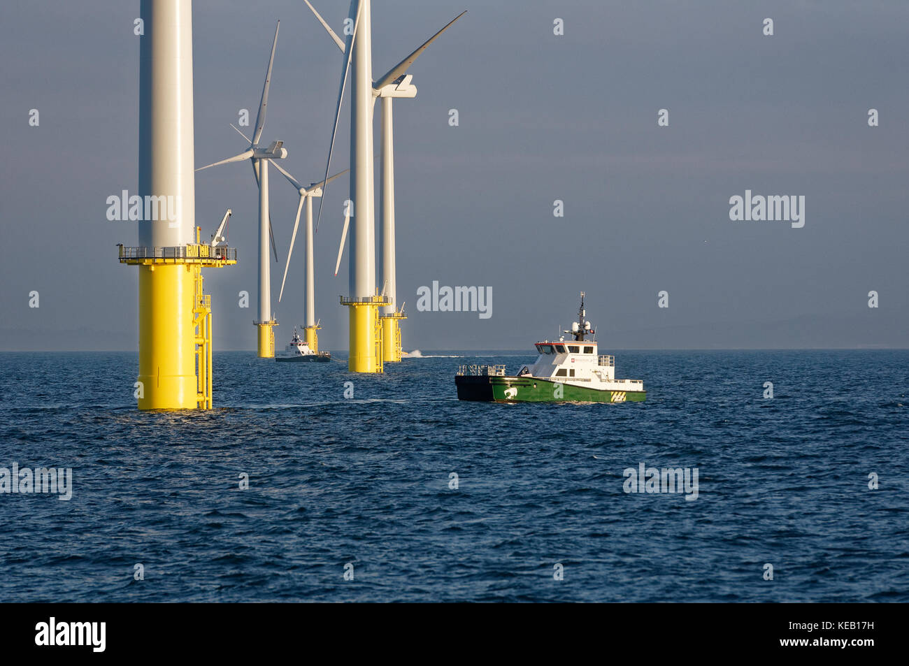 Un CTV o una nave per il trasferimento dell'equipaggio presso il parco eolico di Ra' Offshore, vicino a Brighton, Inghilterra Foto Stock