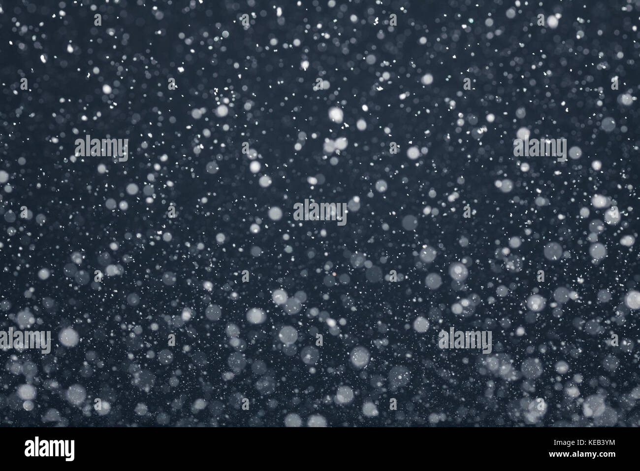 La neve cade dal cielo notturno Foto Stock