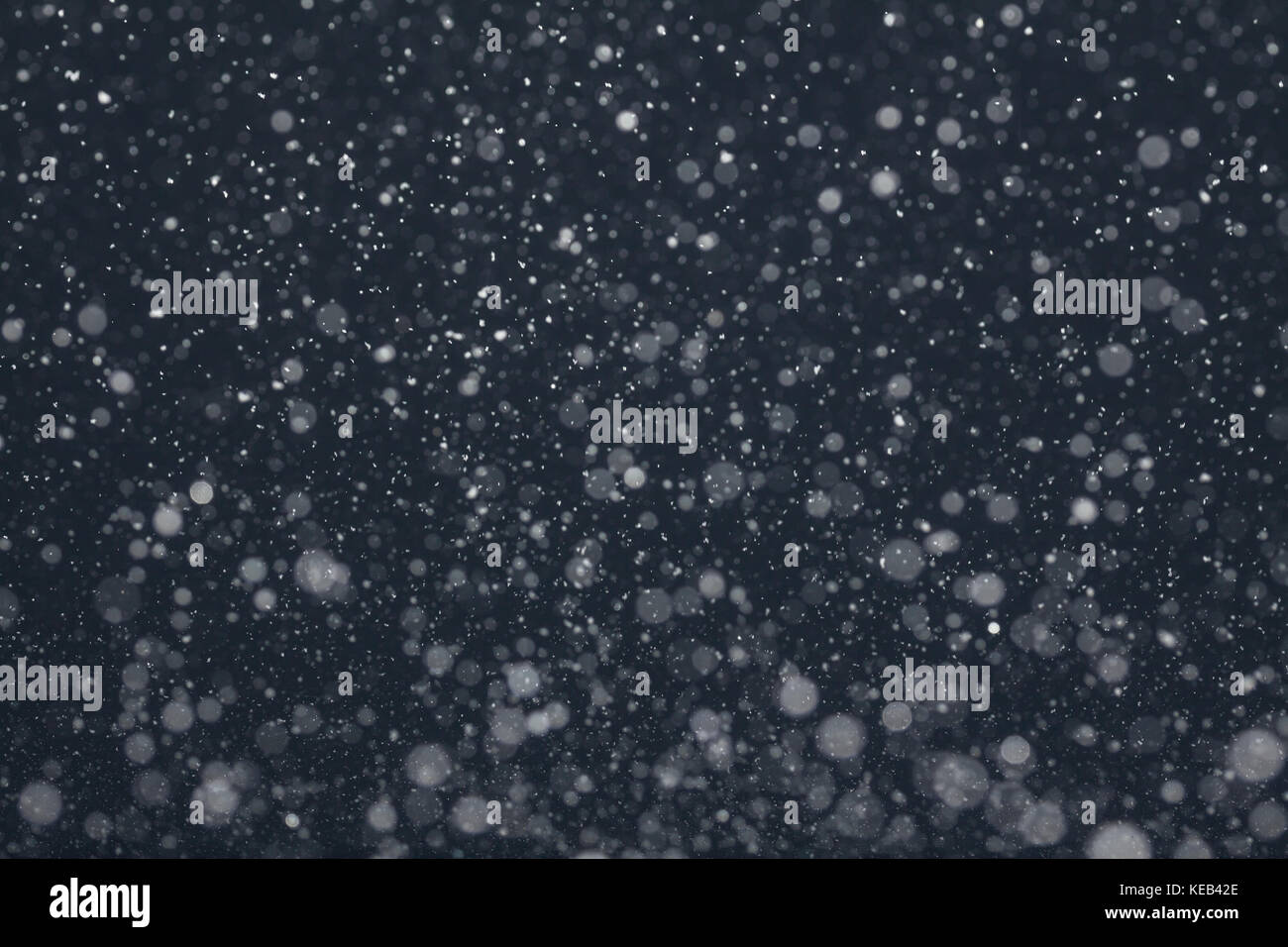 La neve cade dal cielo notturno Foto Stock