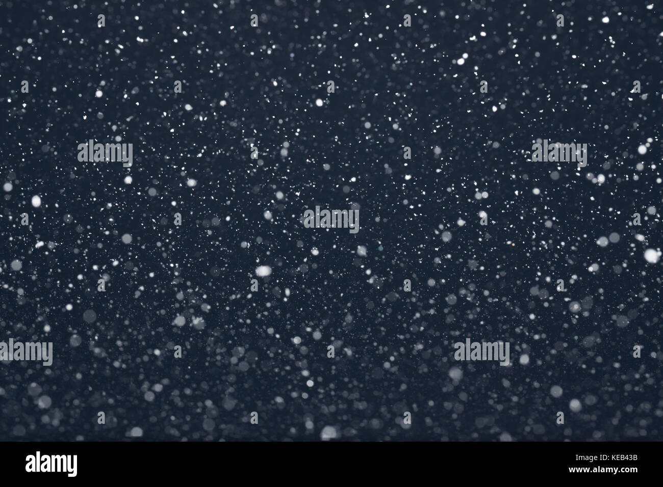 La neve cade dal cielo notturno Foto Stock