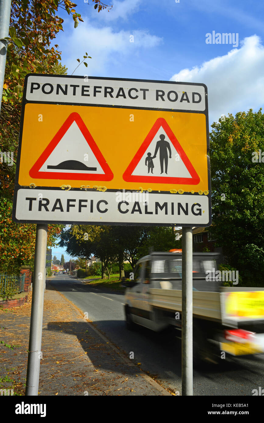Carrello passante per snellire il traffico della zona segno di avvertimento di dossi e pedoni in strada davanti a pontefract strada in ferrybridge Yorkshire Regno Unito Foto Stock