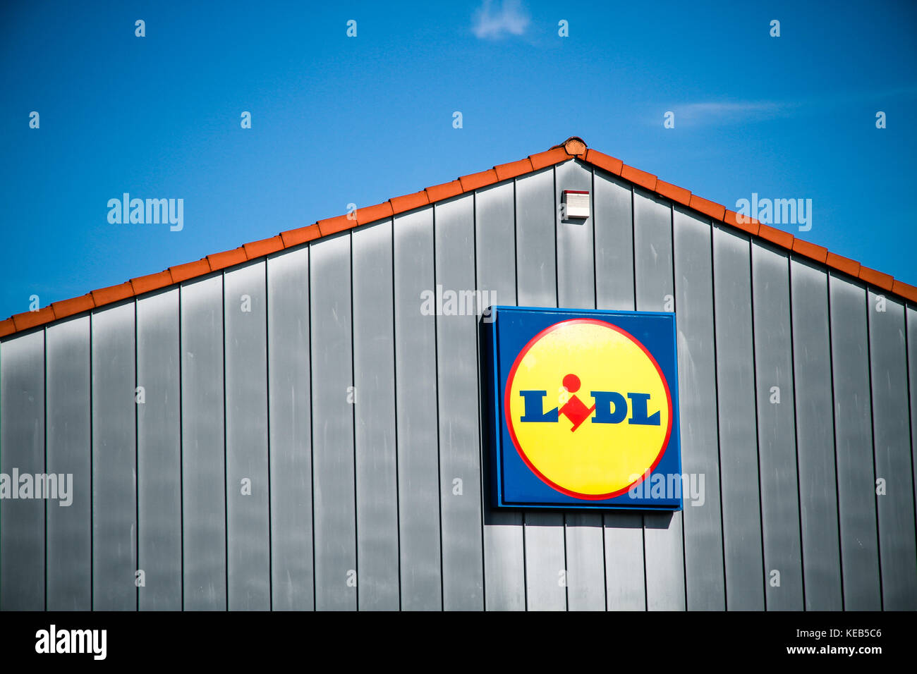 JUETERBOG, GERMANIA - 17 settembre 2017: Dettaglio sulla facciata del supermercato discount LIDL a Jueterbog, distretto Teltow-Flaeming di Brandeburgo, Germania. Foto Stock