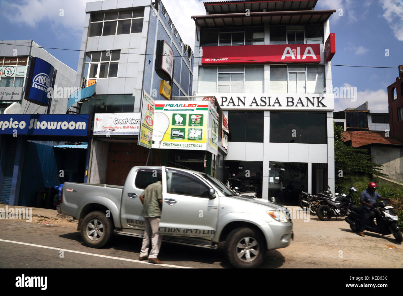 Galle Sri Lanka Uomo di arrivare a quattro a quattro al di fuori il Pan Asia Bank Foto Stock