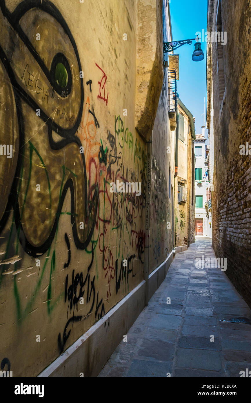 Lane a venezia, Italia. stretto vicoletto a venezia, Italia, vecchie case. Foto Stock