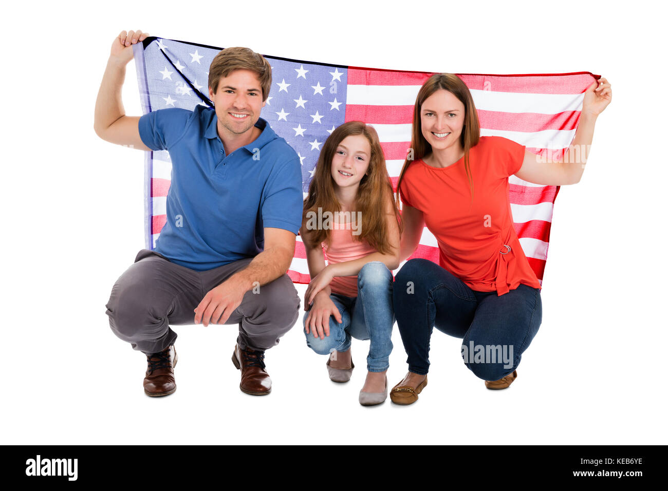 Sorridente azienda familiare bandiera americana su sfondo bianco Foto Stock