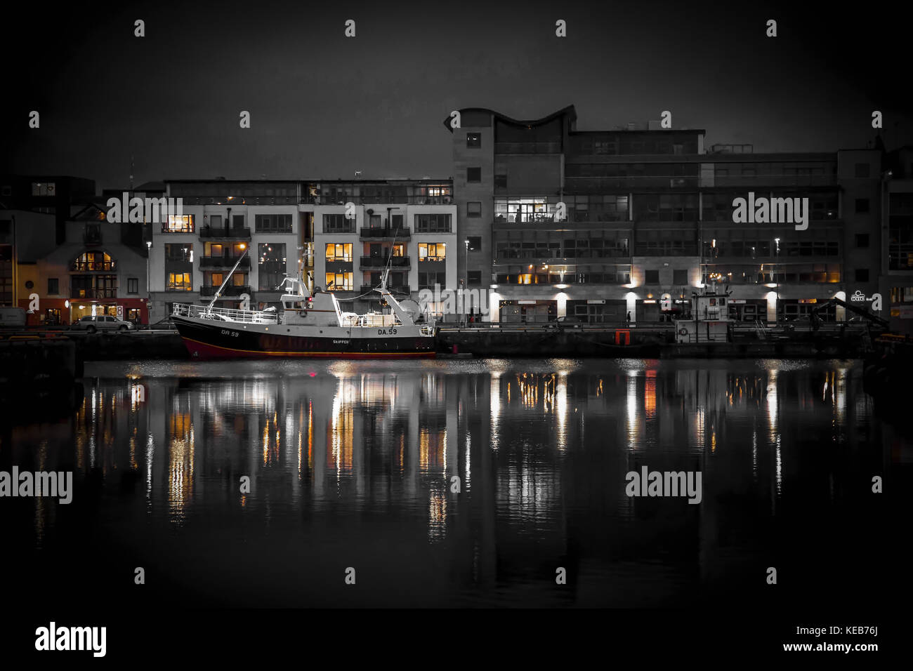 Barca da pesca nel porto di Galway di notte. Foto Stock