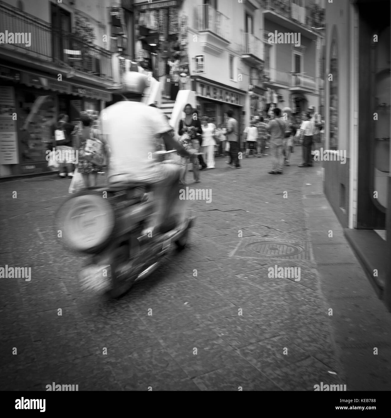 Speedy scooter nelle strade di amalfi, Italia Foto Stock