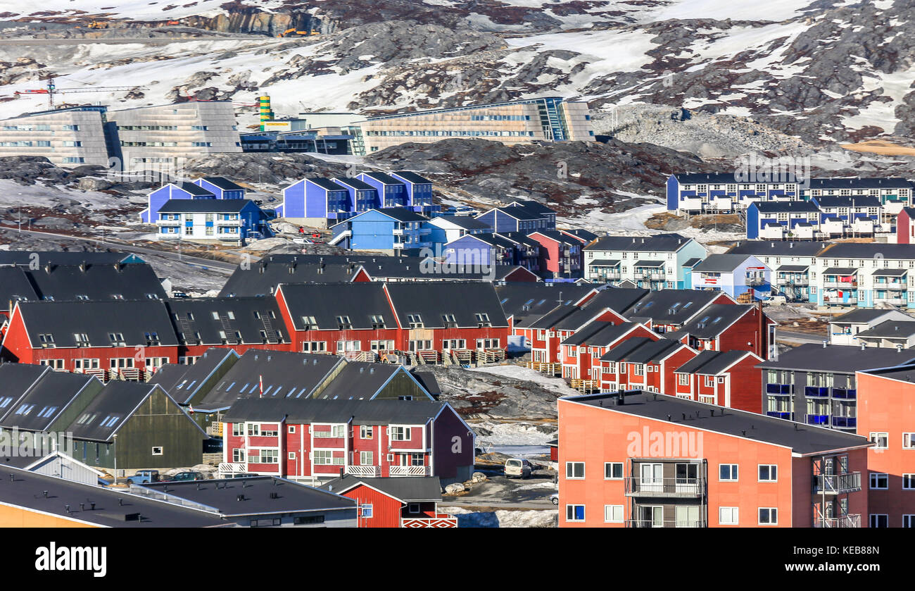 Groenlandese case colorate in piedi sulle colline rocciose, città di Nuuk, Groenlandia Foto Stock