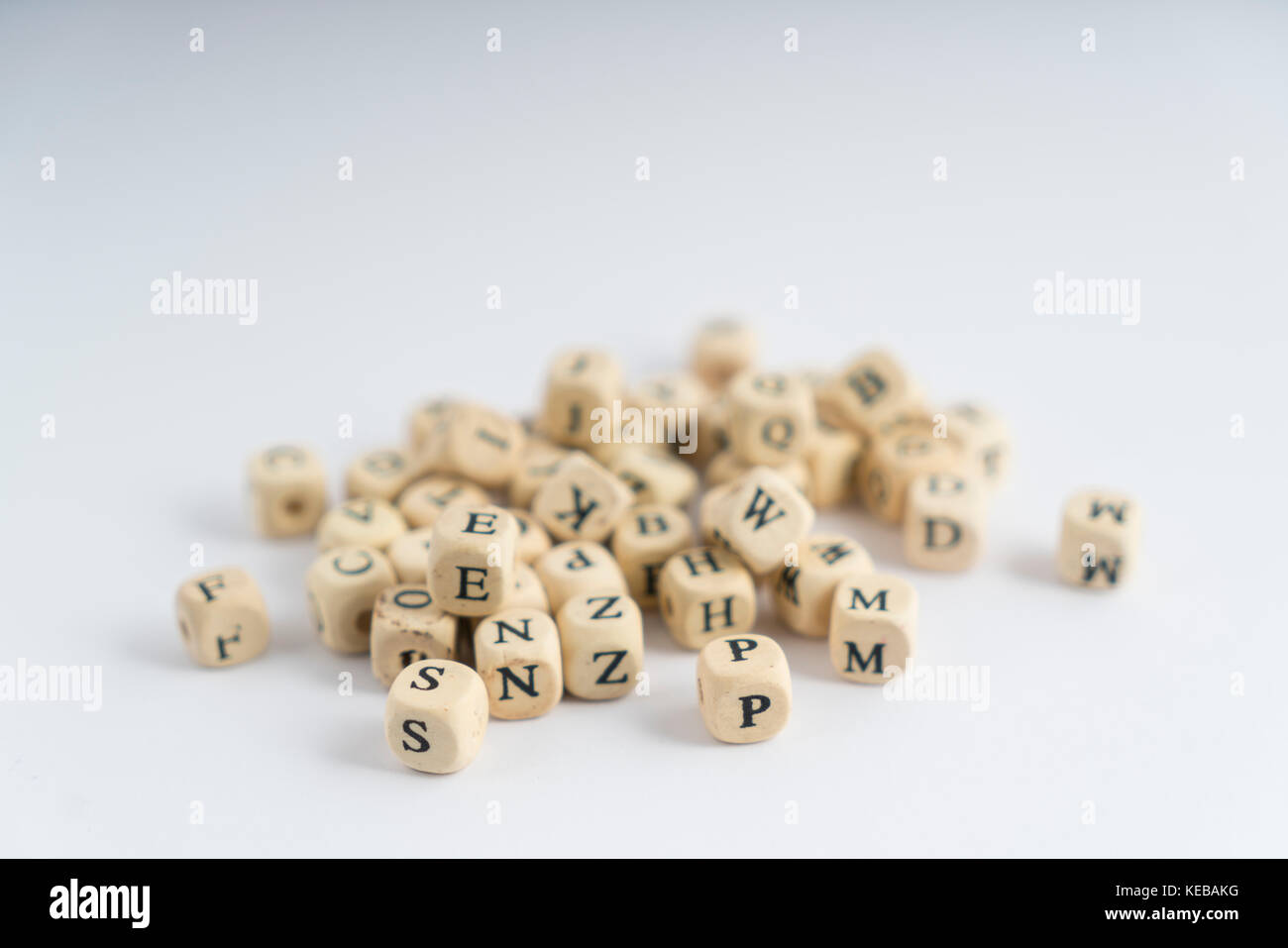 La formazione della parola con i dadi contenenti le lettere Foto Stock