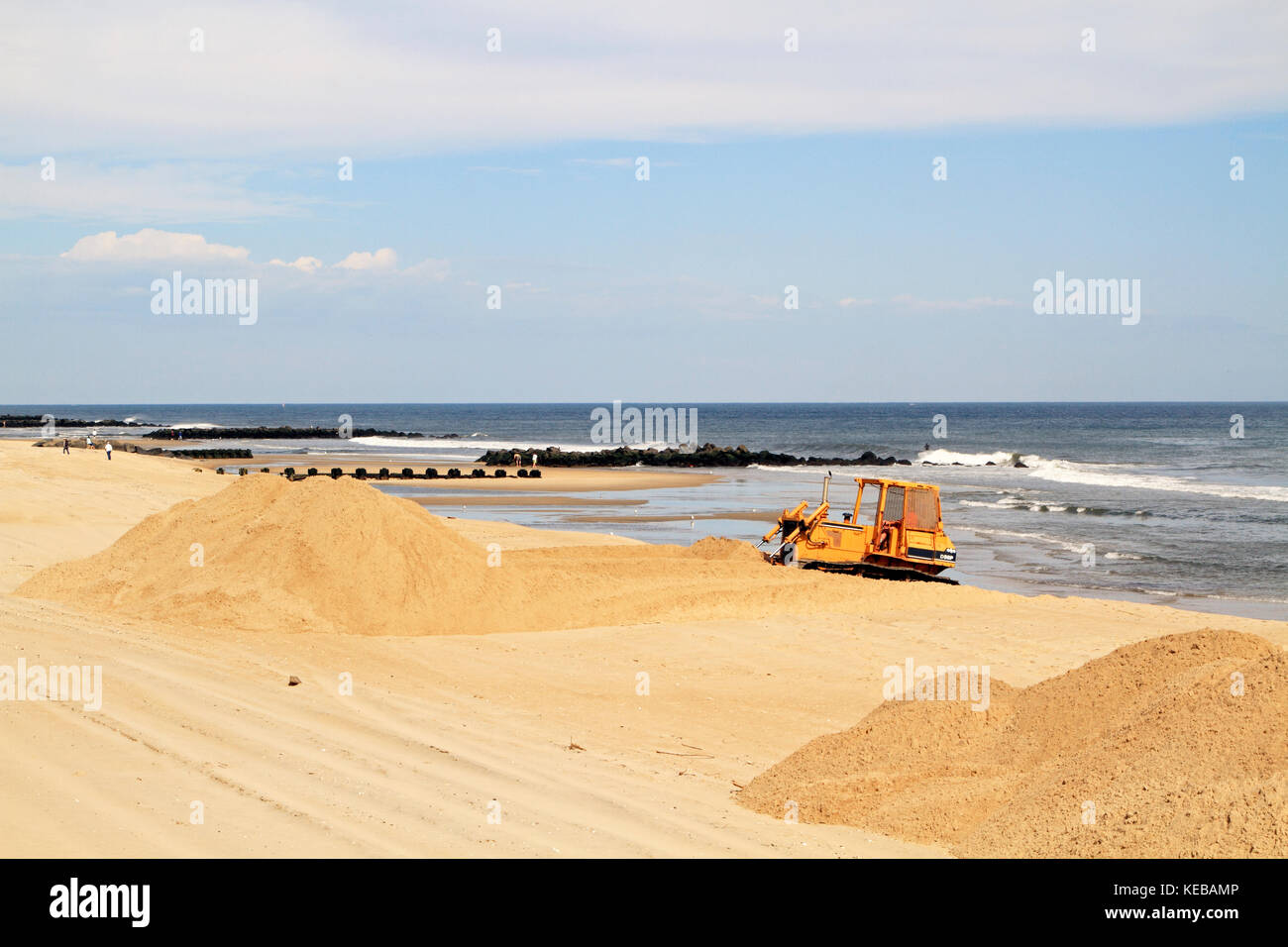 Spiaggia sforzi di conservazione della sabbia in movimento in allontanamento dal surf alla stagione della fine. Spring Lake, New Jersey, STATI UNITI D'AMERICA Foto Stock