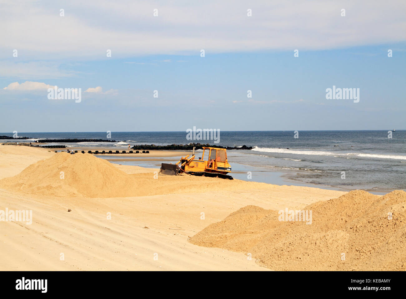 Spiaggia sforzi di conservazione della sabbia in movimento in allontanamento dal surf alla stagione della fine. Spring Lake, New Jersey, STATI UNITI D'AMERICA Foto Stock