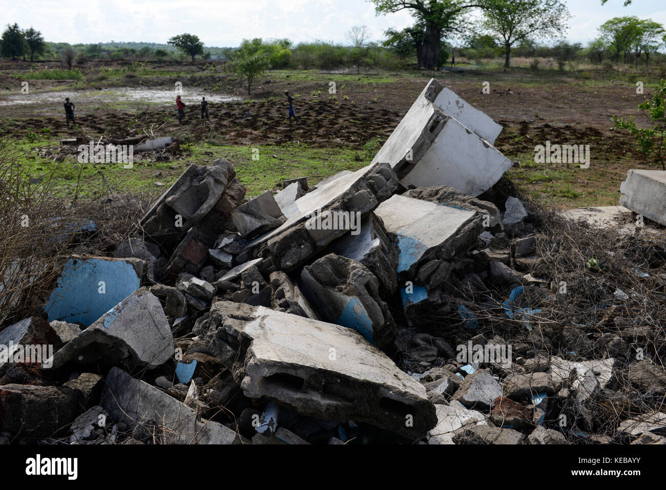 Mozambico, Moatize, il villaggio era Chipanga reinsediati da vale le miniere di carbone, un Brasile company, il nuovo insediamento Cateme costruito da Vale è a 40 km, il bulldozer ospedale / MOSAMBIK, Moatize, fuer die Erweiterung der Kohlemine des brasilianischen Unternehmens VALE wird die Ortschaft Chipanga abgerissen, die Bewohner werden 40 km von Moatize enfernt nach Cateme umgesiedelt, das abgerissene Krankenhaus Foto Stock