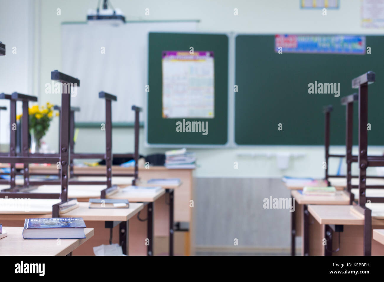 Aula scolastica con banchi di scuola e di Blackboard Foto Stock