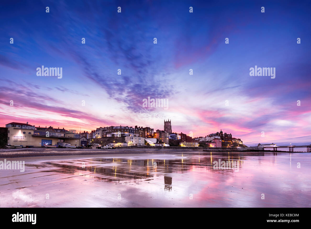 Cromer in rosa - vista panoramica della british cittadina balneare di comer. fantastico tramonto Colori di rosa e viola con le riflessioni della città di wa Foto Stock