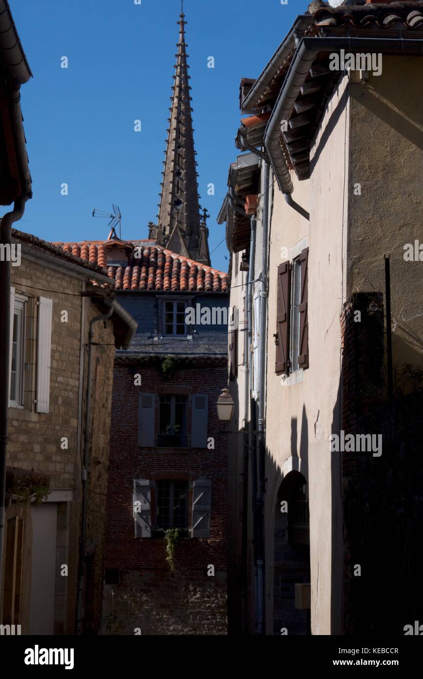 Scena di strada con la guglia della chiesa e case tradizionali, saint-antonin-noble-val, Francia Foto Stock