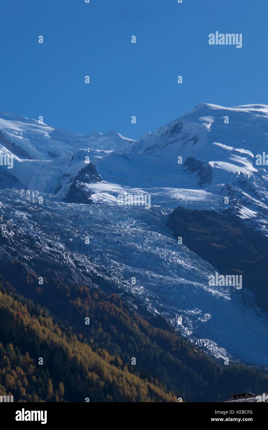 Montagne innevate e Glacier des bossons, Chamonix, Francia Foto Stock