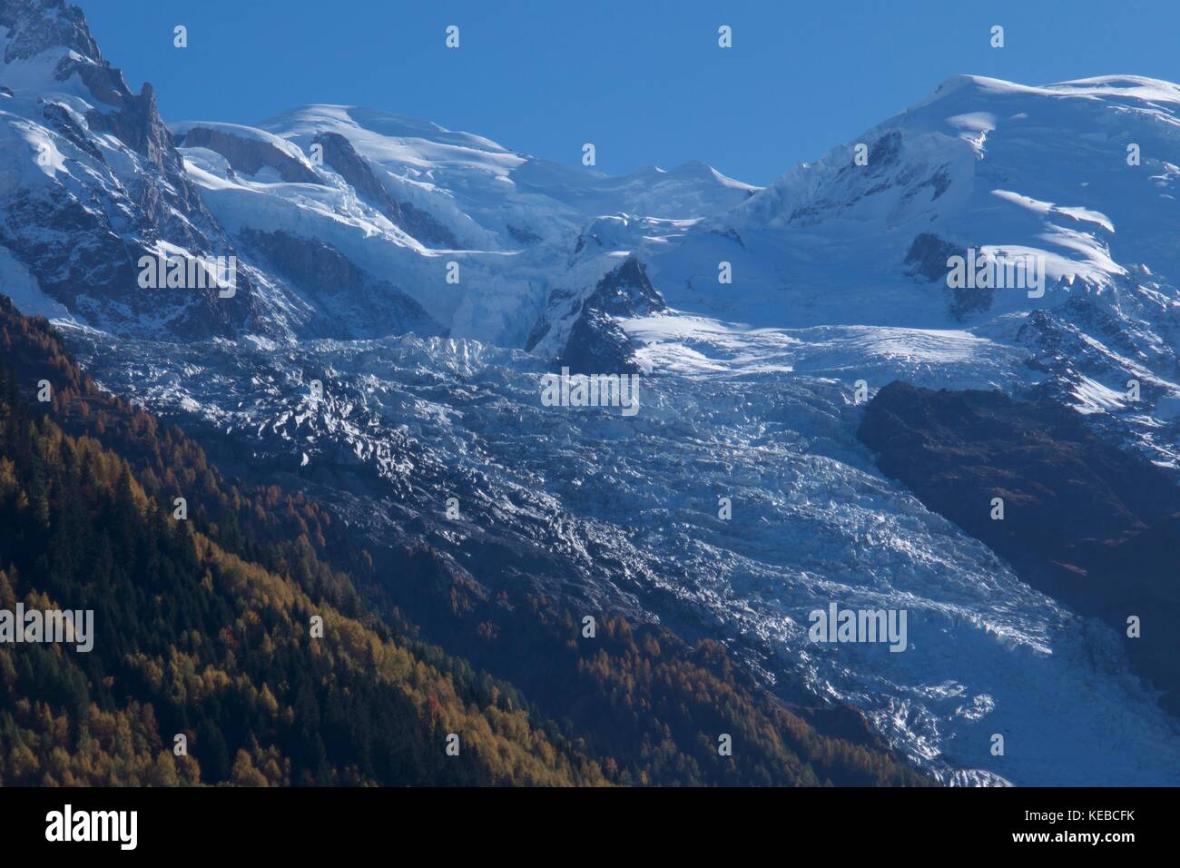 Montagne innevate e Glacier des bossons, Chamonix, Francia Foto Stock