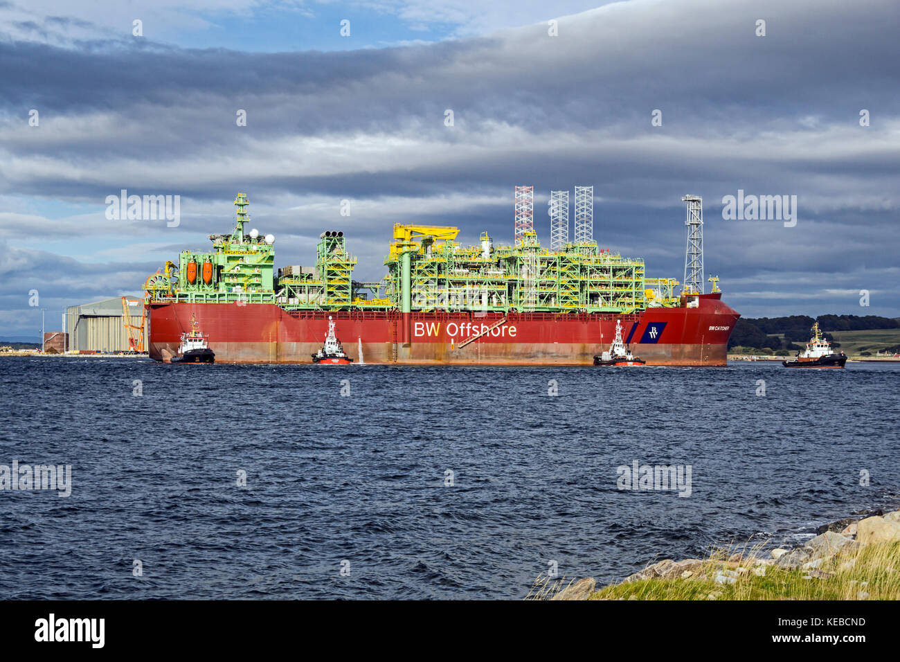 Premier Oil's Floating Production Storage Offloading e (FPSO) nave BW Catcher passando al posto di ormeggio al Global Energy pier Nigg Highland Scozia Scotland Foto Stock