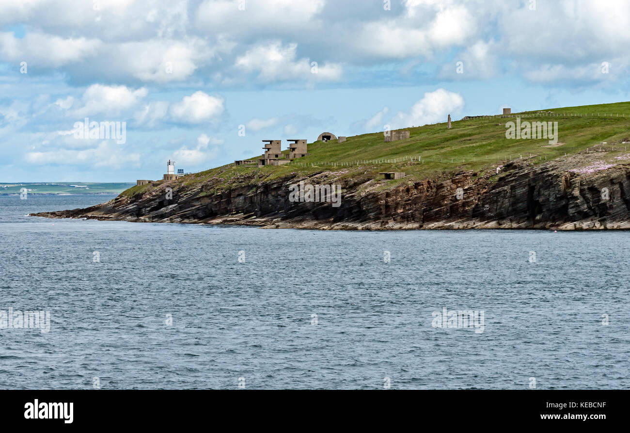 Seconda Guerra Mondiale piazzole per cannoni e gli edifici su South Ronaldsay all'entrata sud di Scapa Flow su isole Orcadi Scozia UK Foto Stock