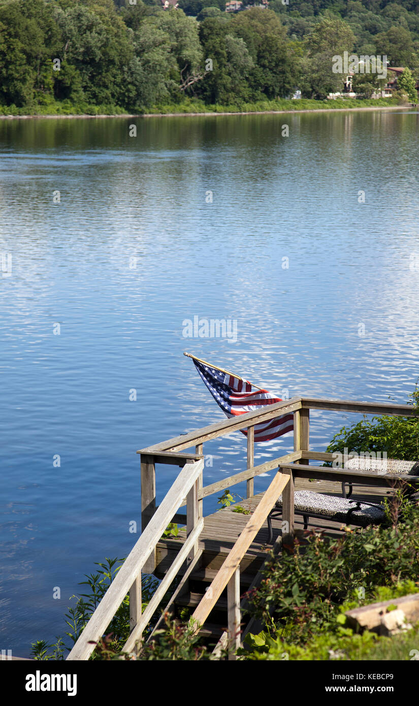 Legname Decking lungo il Fiume Delaware in Pennsylvania - USA Foto Stock