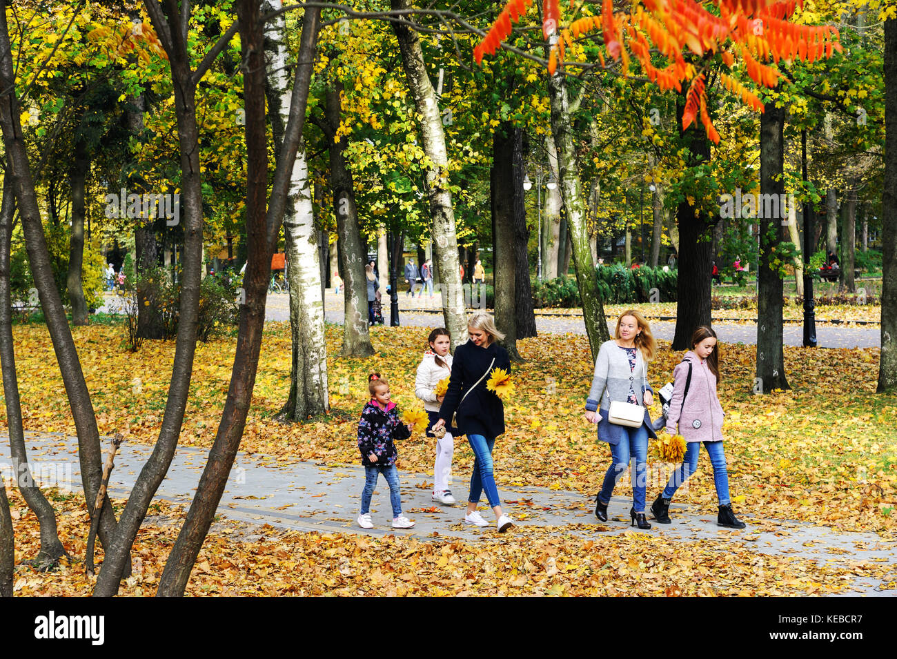 Adulti e bambini camminano lungo il sentiero nel parco. Ivano Frankivsk. Ucraina. Ottobre 15. 2017 Foto Stock