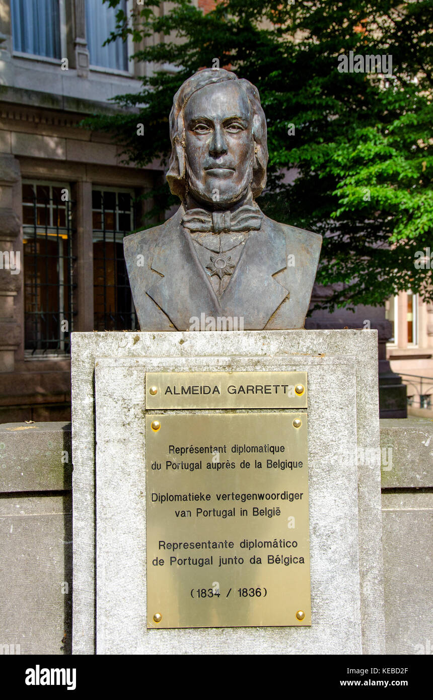 Bruxelles, Belgio. Busto: João Baptista da Silva Leitão de Almeida Garrett (1799-1854) politico, scrittore e drammaturgo romantico in Rue de Savoie Foto Stock