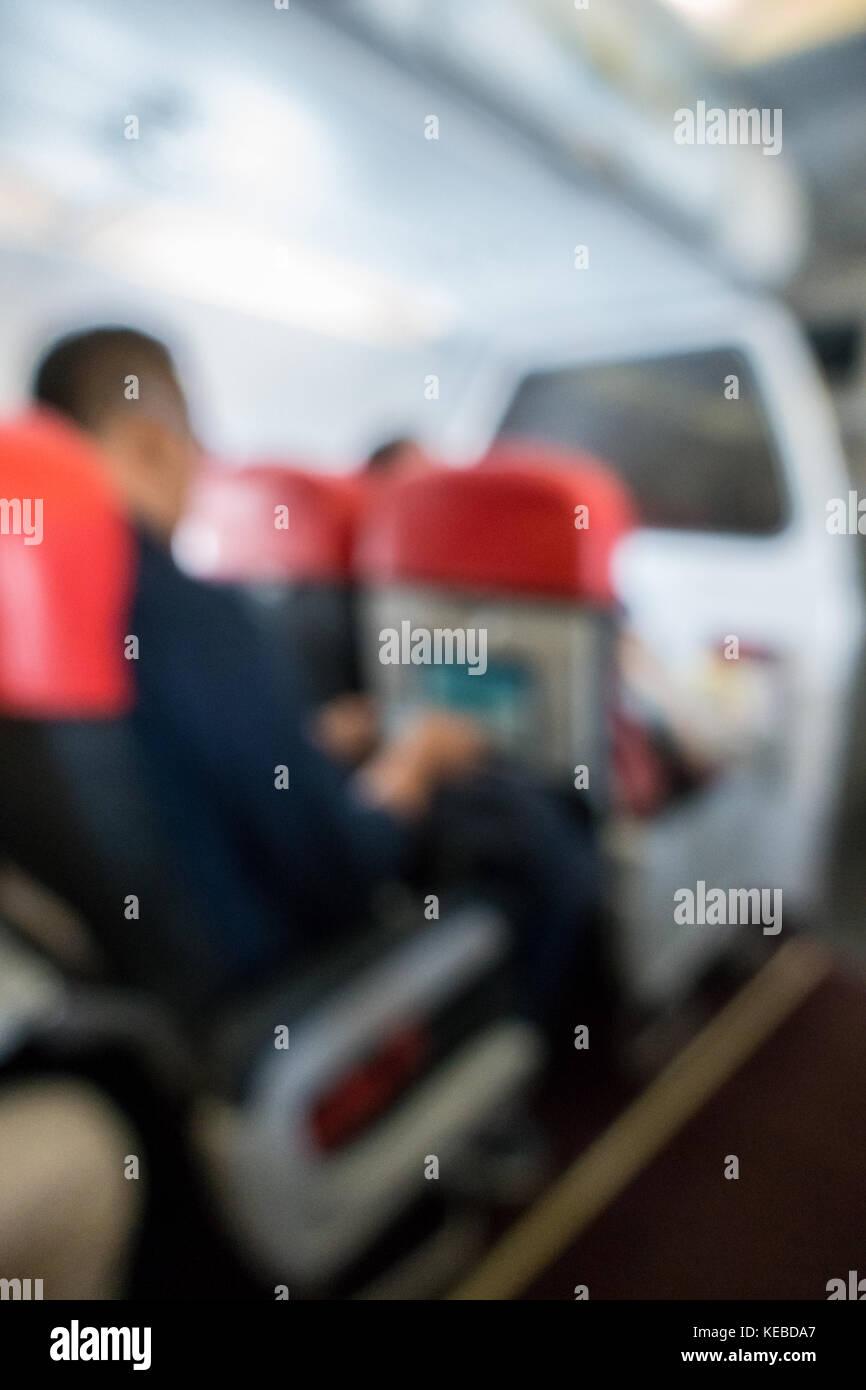 Sfocare lo sfondo del viaggiatore in aereo commerciale Foto Stock