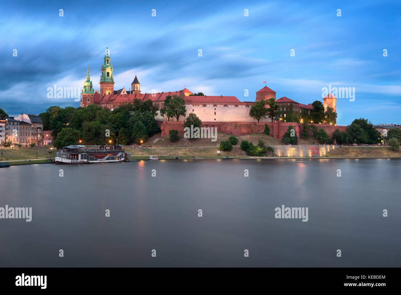 Cracovia in Polonia - giugno 29, 2017: il castello di Wawel e il fiume Wisla in serata, Cracovia in Polonia. il castello di Wawel è stato costruito per volere del re Casimiro Foto Stock