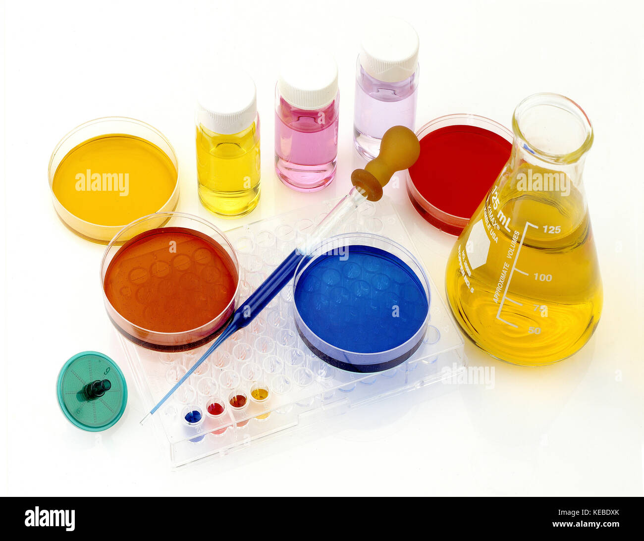 Strumenti di laboratorio, i prodotti e i prodotti chimici su sfondo bianco Foto Stock