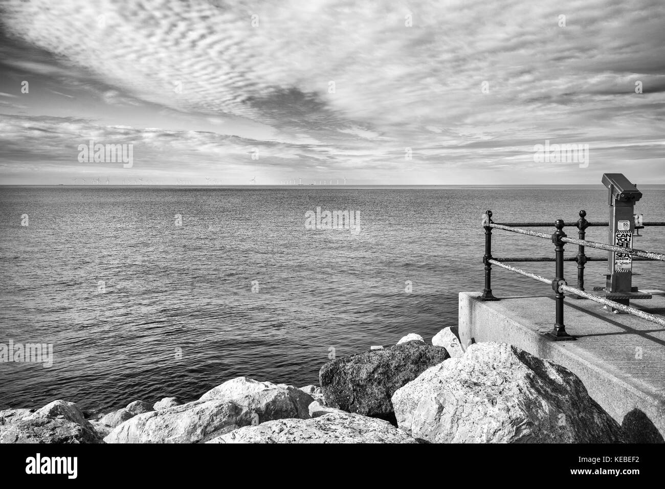 Guardando fuori attraverso il Mare del Nord dal punto di vedetta nel paese Reculver Park, vicino le torri Reculver Foto Stock