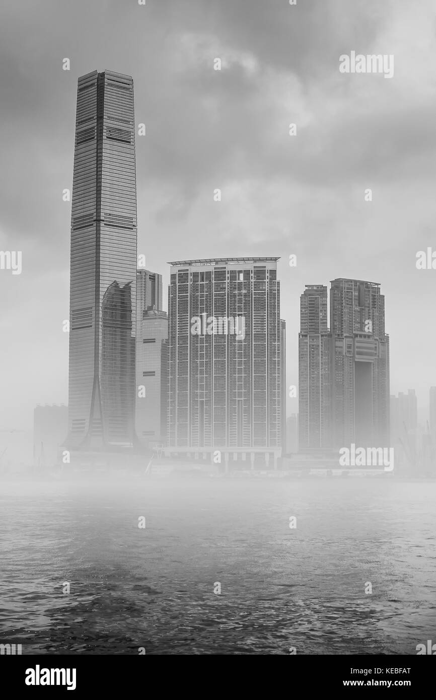 La 108 piano internazionale Centro Commerciale sorge fuori la nebbia in Kowloon, Hong Kong Foto Stock